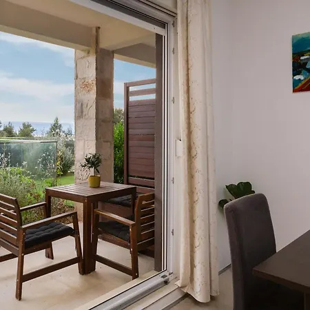 Jolara With Heated Pool Apartment Mimice