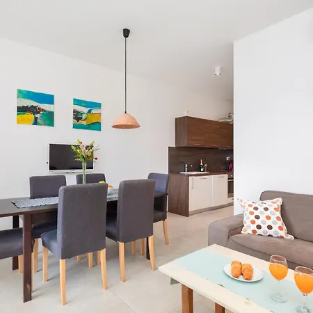 Jolara With Heated Pool Apartment Mimice