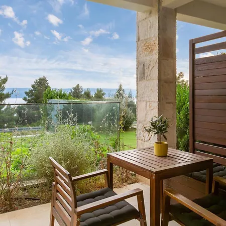 Jolara With Heated Pool Апартаменты *
